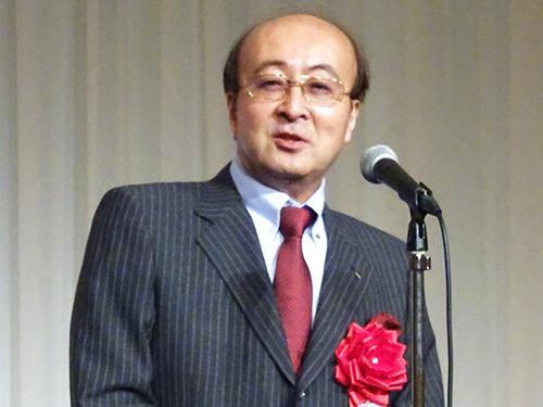 あいさつする小松欣矢社長